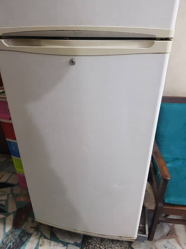 Original LG medium size fridge for sale 2