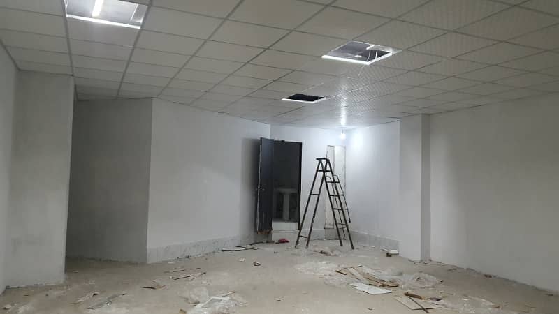 700 Square Feet Commercial New Corporate OFFICE FOR RENT GULBERG 3 4