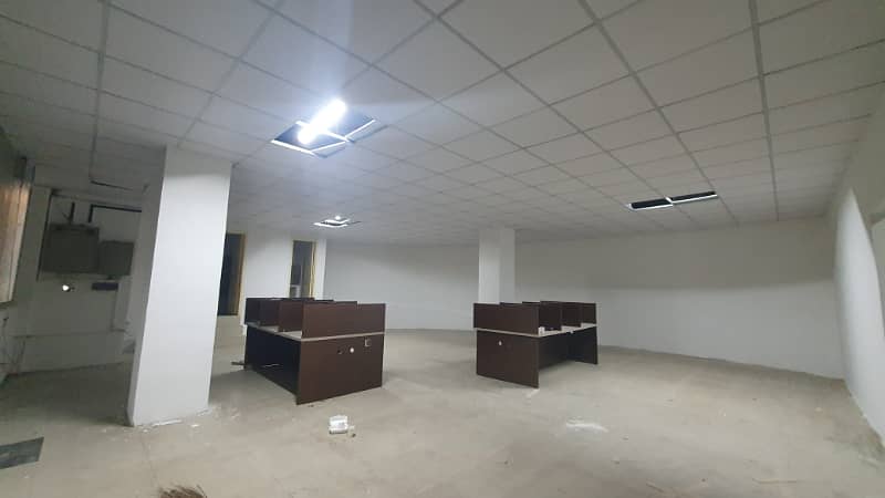 700 Square Feet Commercial New Corporate OFFICE FOR RENT GULBERG 3 6