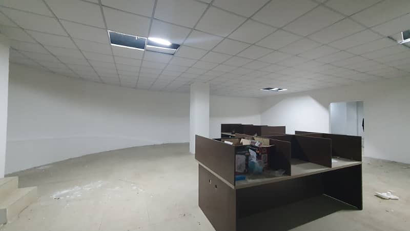 700 Square Feet Commercial New Corporate OFFICE FOR RENT GULBERG 3 8