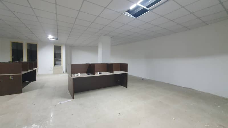 700 Square Feet Commercial New Corporate OFFICE FOR RENT GULBERG 3 16