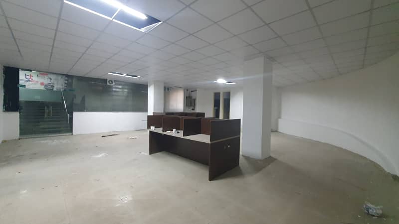 700 Square Feet Commercial New Corporate OFFICE FOR RENT GULBERG 3 17