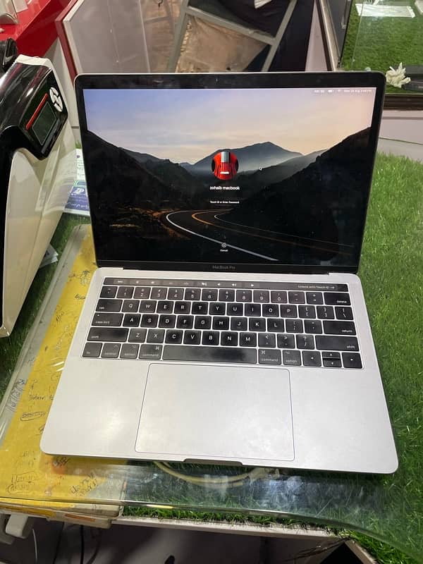 macbook pro 2017 with touch bar 16/256 1