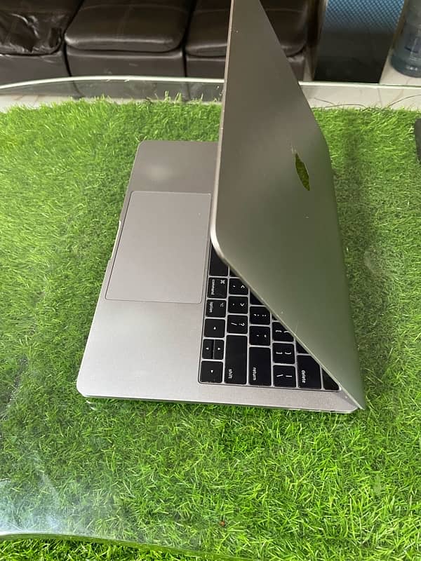 macbook pro 2017 with touch bar 16/256 3