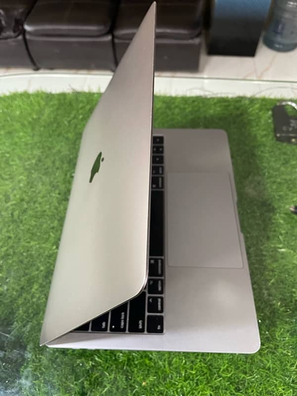 macbook pro 2017 with touch bar 16/256 4