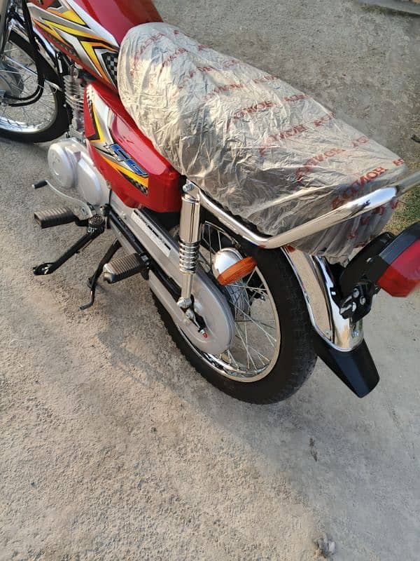 *Honda  CG 125  ( Model  2025)  Total Genuine All Panjab registration 7