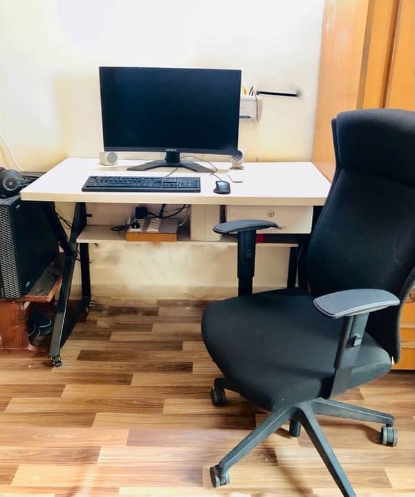 Branded Chair and Table with wheels 0