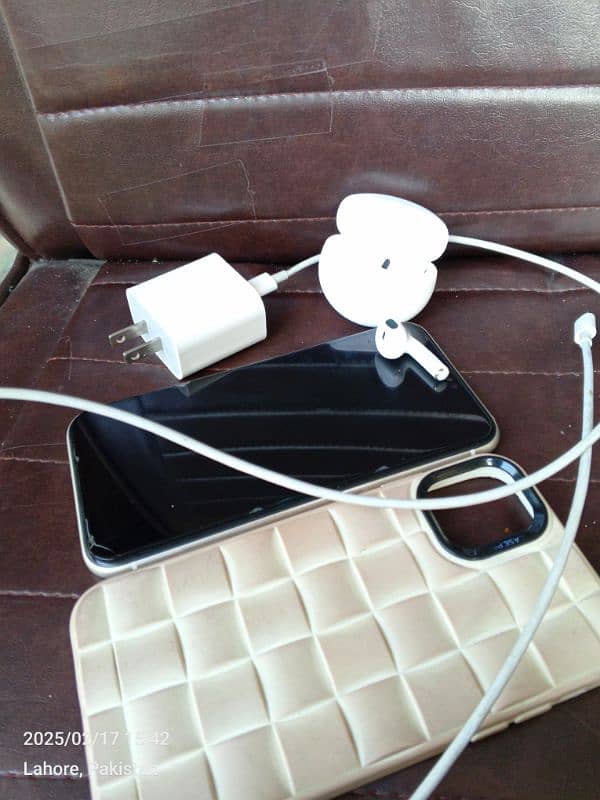 I PHONE 11 jv with Fast Adapter, C type cable, Backcover and earbuds. 8