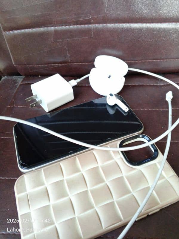 I PHONE 11 jv with Fast Adapter, C type cable, Backcover and earbuds. 9