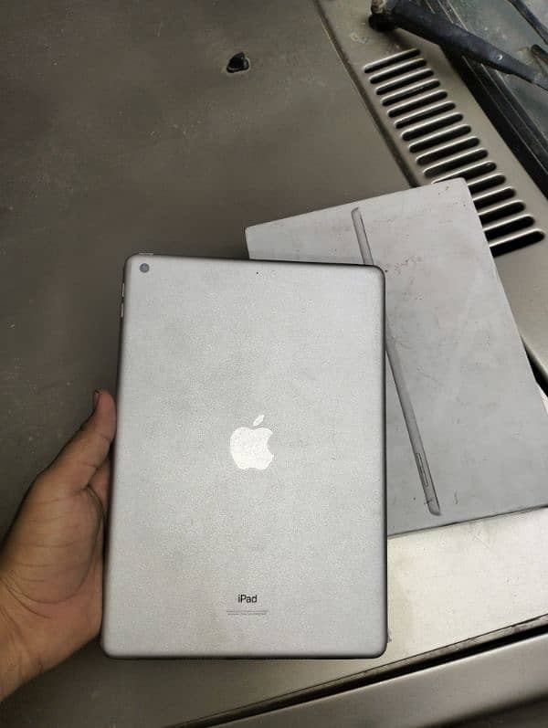 iPad 9th generation 64gb with box and charger 1