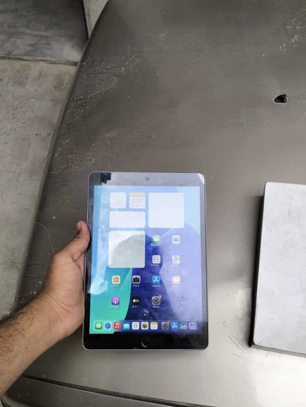 iPad 9th generation 64gb with box and charger 6