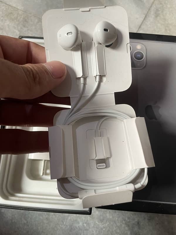 Iphone 11 pro max ka 100% Original Box Pulled Charger hy 0