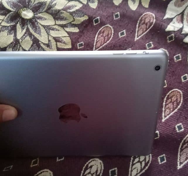 Apple iPad Mini 1st in superior condition 2