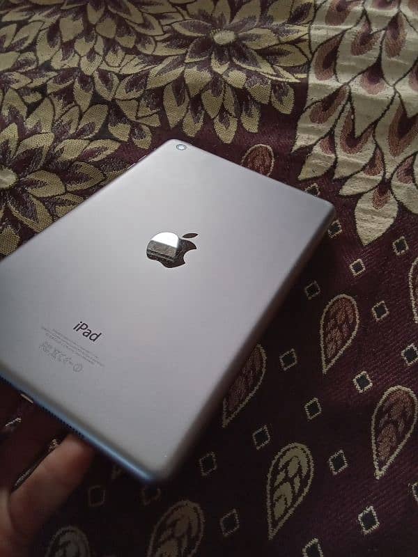 Apple iPad Mini 1st in superior condition 9