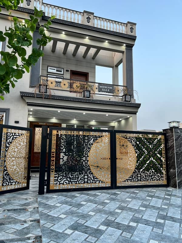 10 Marla Luxury House For Sale (Premium Location) 0