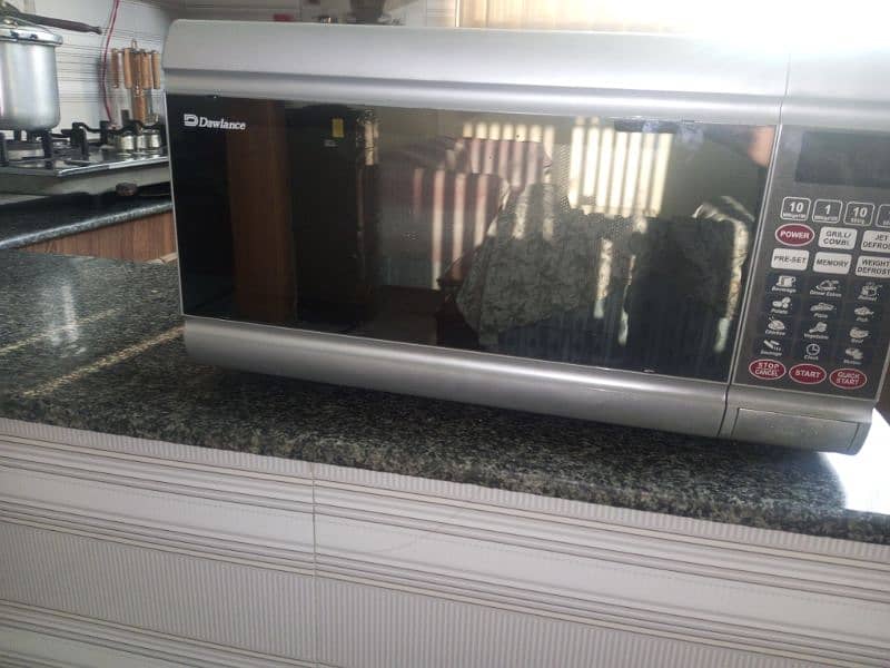 Dawlance microwave oven. 3