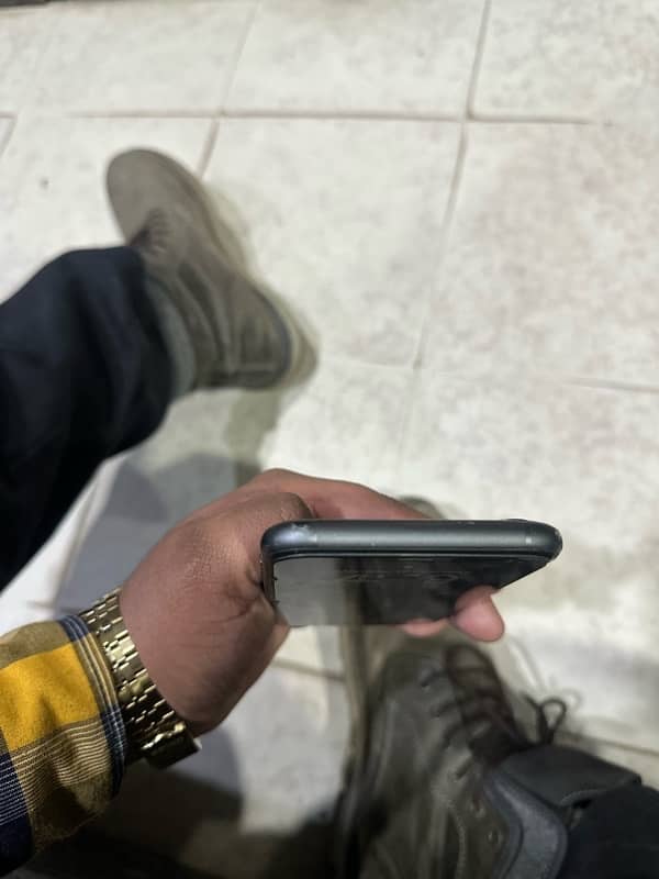 IPHONE 11 64 GB FACTORY UNLOCK 4