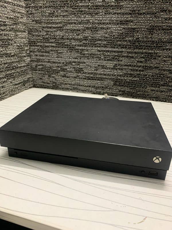 Xbox One X (1-TB) 2