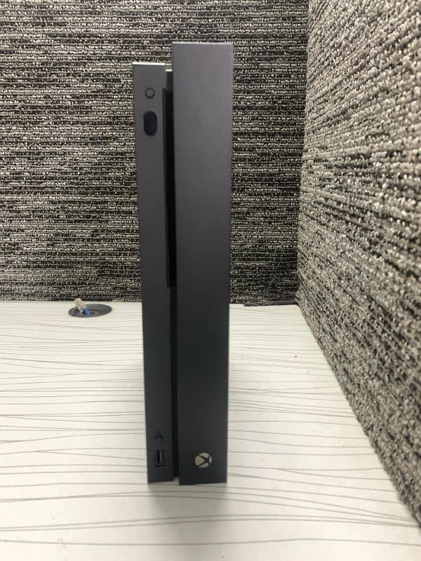 Xbox One X (1-TB) 3