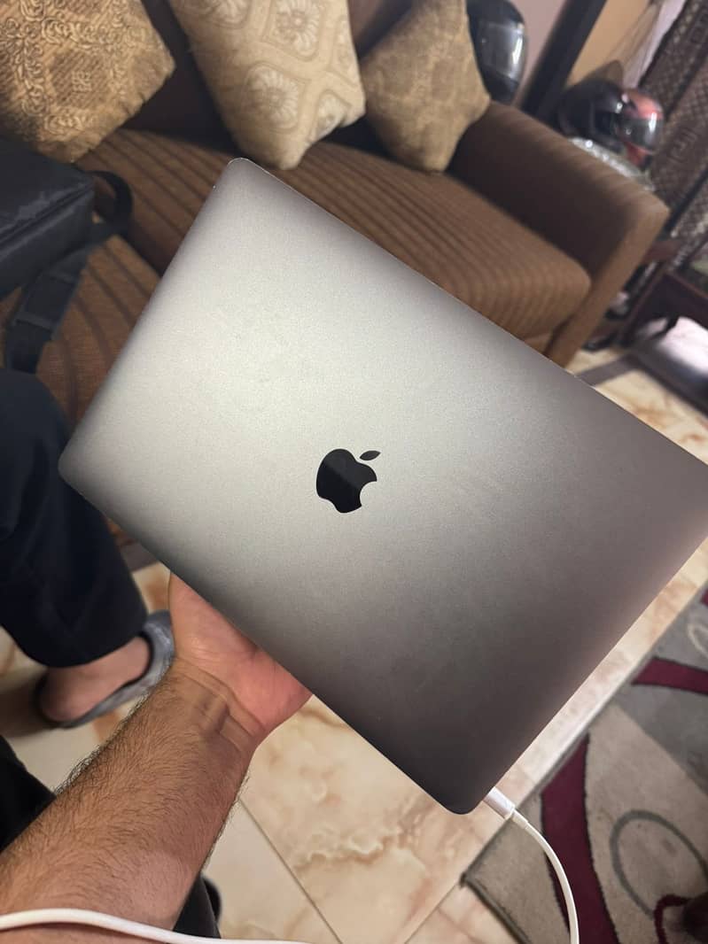 Macbook pro 2017 512gb 8gb ram 2