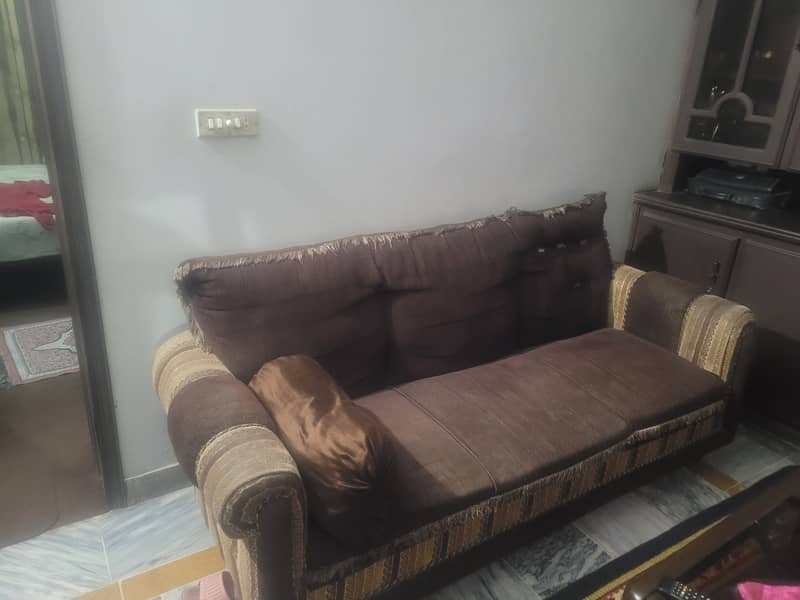 Sofa set and table in Johar town Lahore 0