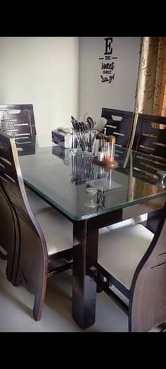 New 6 seater smart dining table in new best condition in sale price