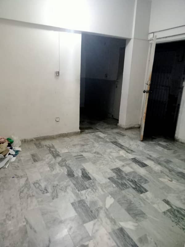 Flat Rent per Majood hai. . . Near Johar-Mor karachi 4