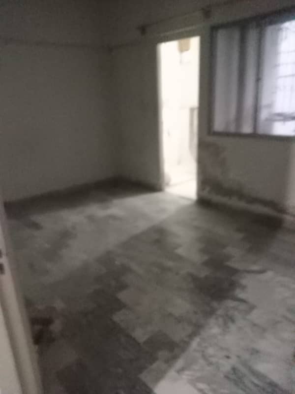 Flat Rent per Majood hai. . . Near Johar-Mor karachi 5