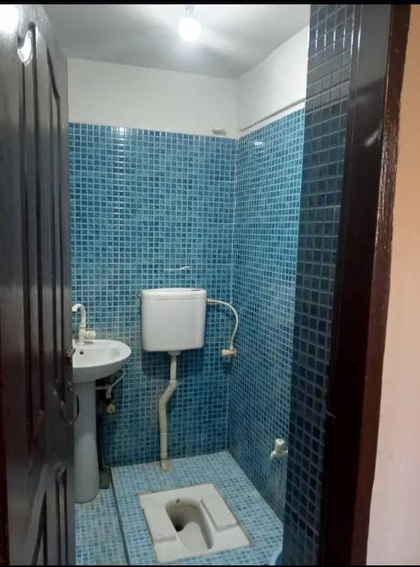 Flat Rent per Majood hai. . . Near Johar-Mor karachi 6