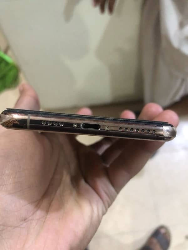 I phone Xs Max 64 GB Gold PTA Approved 1