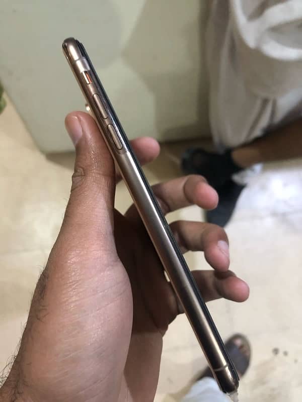 I phone Xs Max 64 GB Gold PTA Approved 2