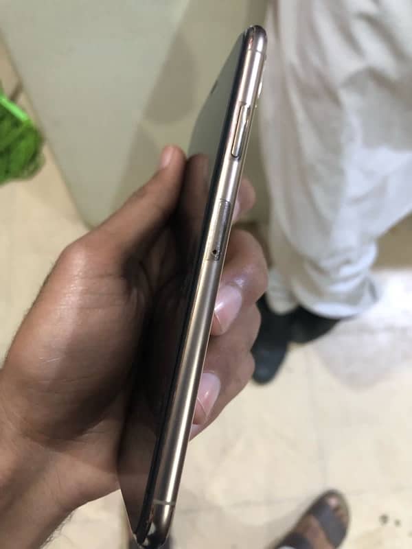 I phone Xs Max 64 GB Gold PTA Approved 3