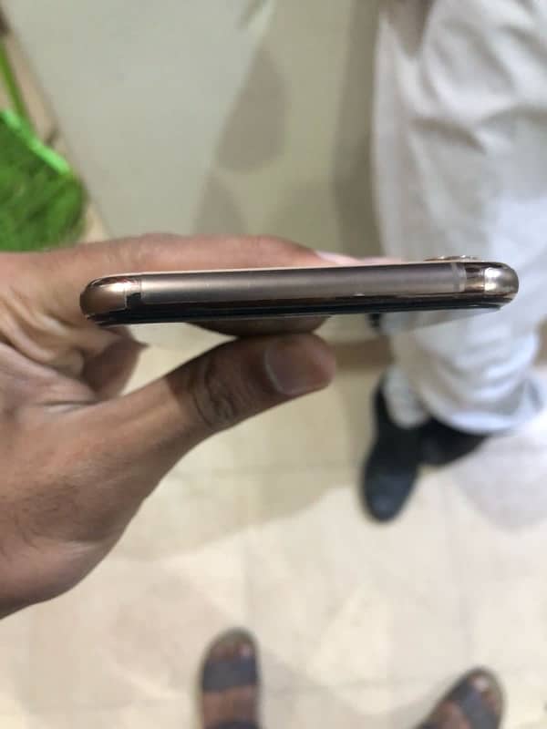 I phone Xs Max 64 GB Gold PTA Approved 4