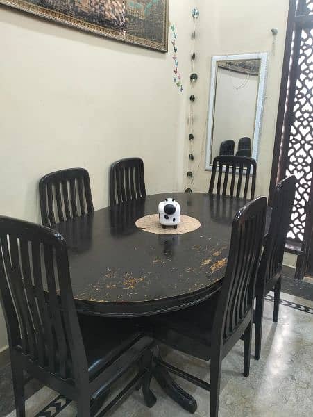 Wooden dining table in good condition needs color 0