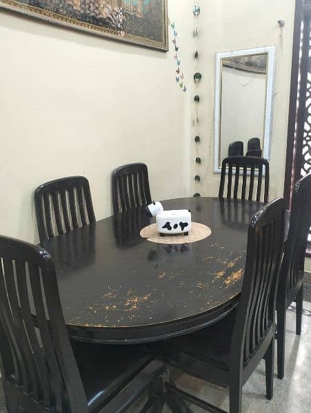 Wooden dining table in good condition needs color 2