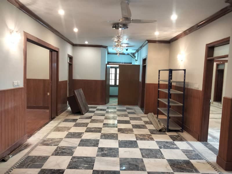 2000SQYFT 3 SIDE CORNER APARTMENT FOR RENT 23