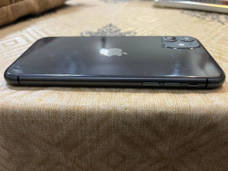 iPhone 11 Black (128 GB) 2