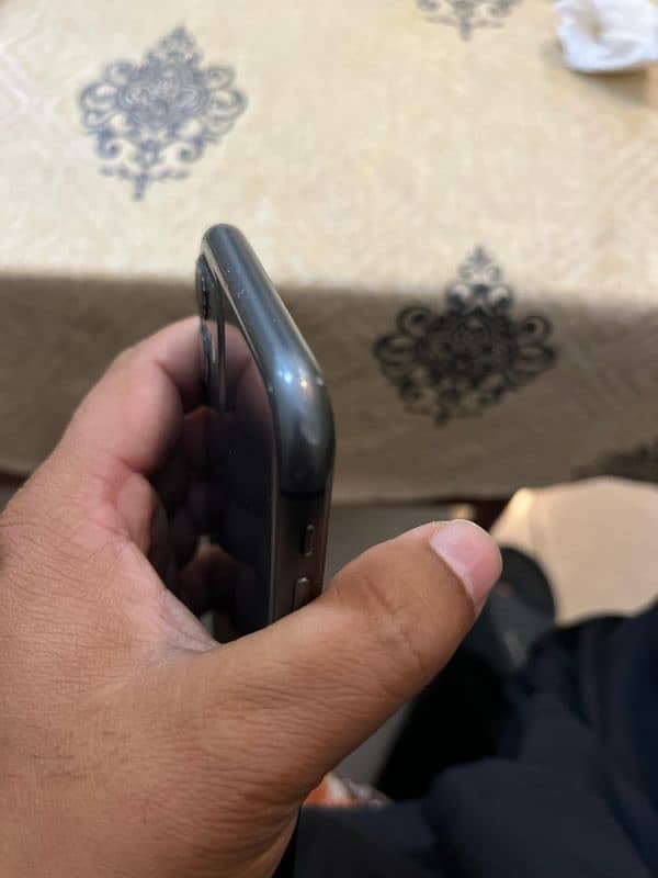 iPhone 11 Black (128 GB) 3