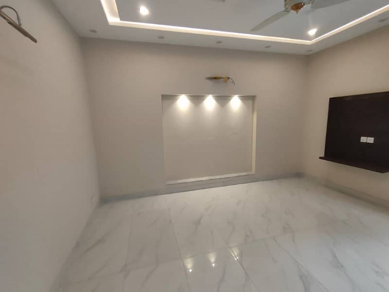 10 Marla House Available For Sale In janiper Block Bahria Town Lahore 3