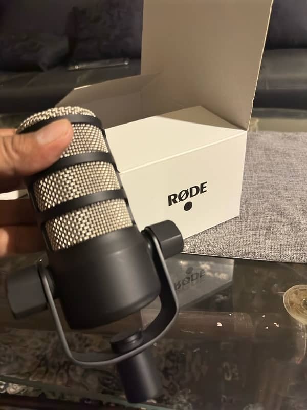 Rode PodMic Dynamic Podcasr Microphone Broadcast-Quality Sound 2