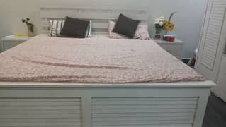 bed set with side tables