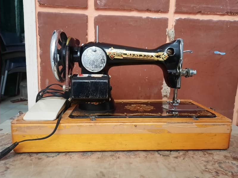 Mercedes sewing machine. . manual with motor added. . . excellent condition 0