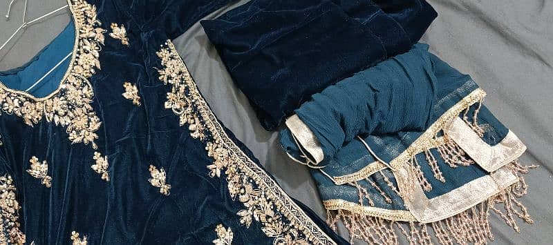 Velvet hand embroidered shalwar qameez dupatta 5