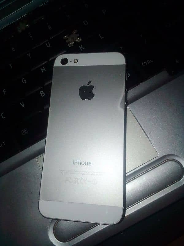 iPhone 5 non pta all okay condition 10 by 8 0