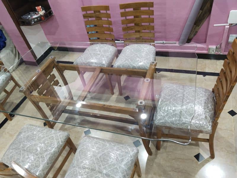 glass top dining table in new condition 2