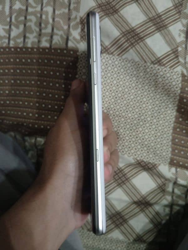 Aquos r3 non pta Urgent sale 1