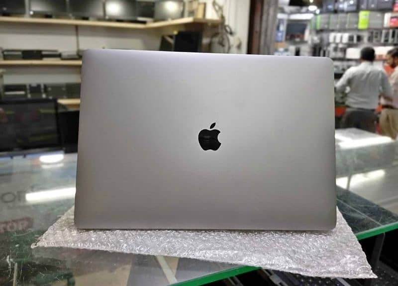 MacBook Pro 2017 | i7 processor | 16Gb / 1Tb SSD | 4 GPU Card | 1