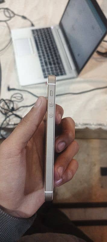 iphone 5s  16 gb without any scratch 1