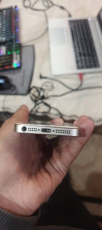 iphone 5s  16 gb without any scratch 2