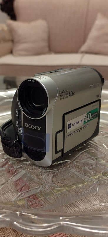 Sony Handycam DCR-HC38E 0